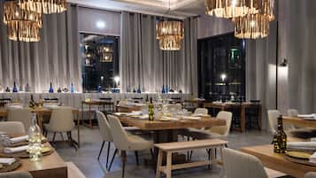 4 restaurants, breakfast, lunch, dinner served; Italian cuisine