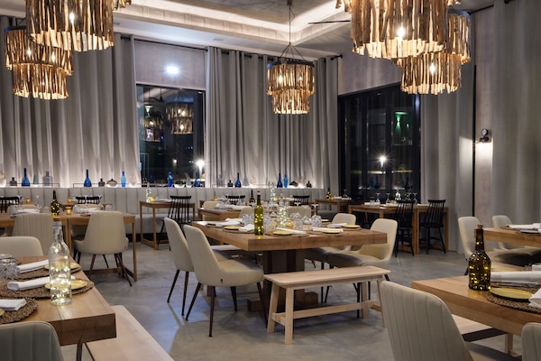 4 restaurants; breakfast, lunch, and dinner served