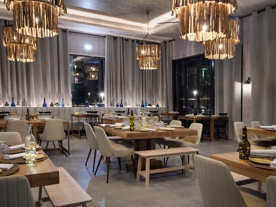 4 restaurantes; se sirven desayunos, almuerzos, cenas y cocina italiana