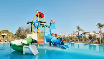 Una piscina techada, 6 piscinas al aire libre