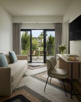 Minibar, caja fuerte, escritorio y cortinas opacas