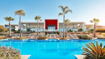 Piscine couverte, 6 piscines extérieures, chaises longues