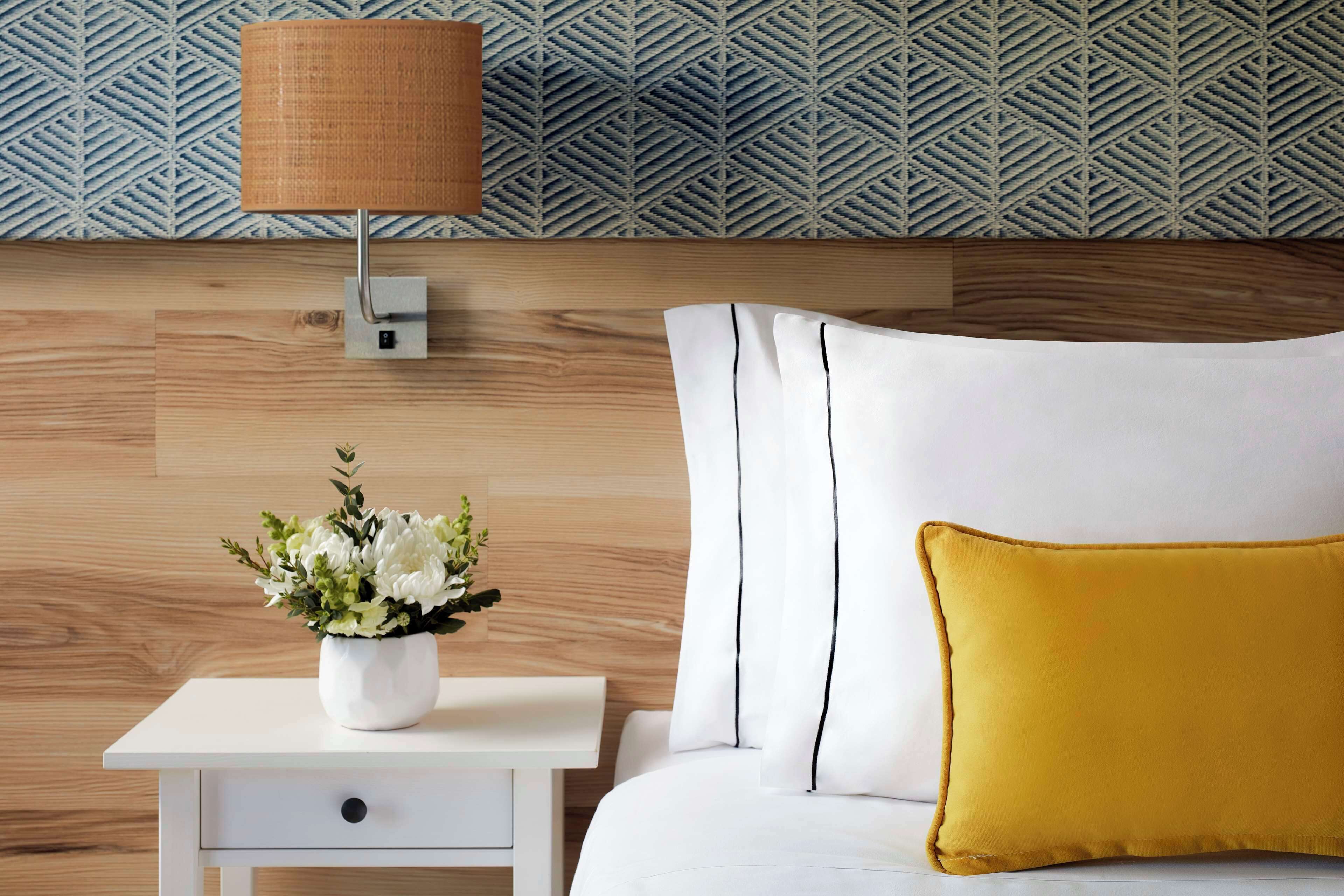 Minibaari, tallelokero huoneessa, työpöytä, pimennysverhot