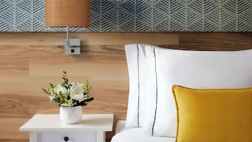 Minibaari, tallelokero huoneessa, työpöytä, pimennysverhot