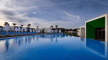 Piscine couverte, 6 piscines extérieures, chaises longues