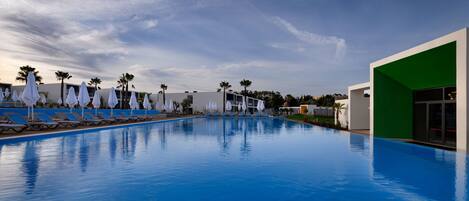 Piscine couverte, 6 piscines extérieures, chaises longues