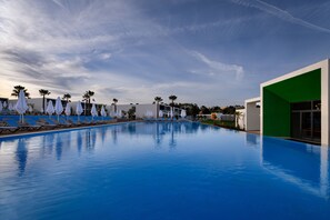 Indoor pool, 6 outdoor pools, open 8:30 AM to 7:00 PM, sun loungers - Tivoli Alvor Algarve - All Inclusive Resort (Portimão)