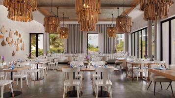 4 restaurantes, se sirven desayunos, comidas, cenas y cocina italiana