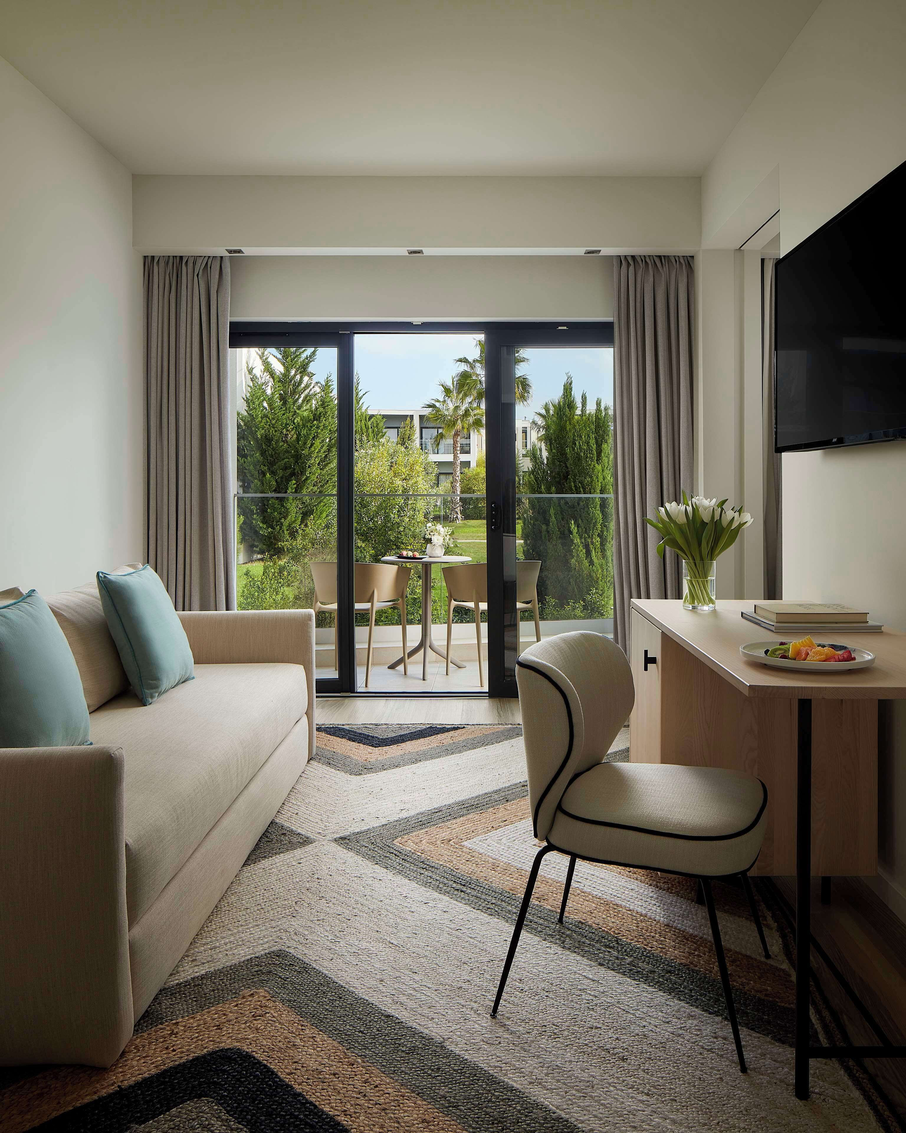 Minibar, värdeförvaringsskåp på rummet och skrivbord