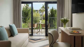 Minibar, värdeförvaringsskåp på rummet och skrivbord