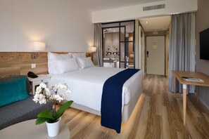 Minibar, safe på rommet, skrivebord og blendingsgardiner