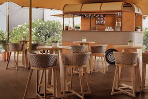 2 bars/lounges