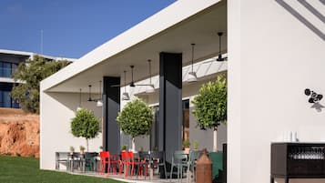 4 restaurants, breakfast, lunch, dinner served; Italian cuisine