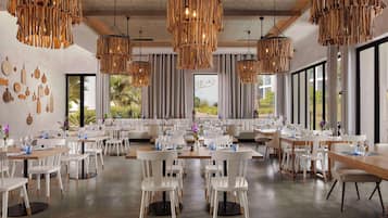 4 restaurantes; se sirve desayuno, almuerzo y cena; cocina italiana