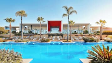 Una piscina techada, 6 piscinas al aire libre