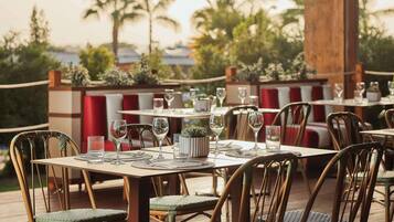 4 restaurantes, se sirven desayunos, comidas, cenas y cocina italiana