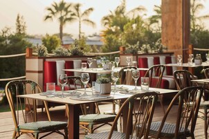 4 restaurantes; se sirven desayunos, almuerzos, cenas y cocina italiana