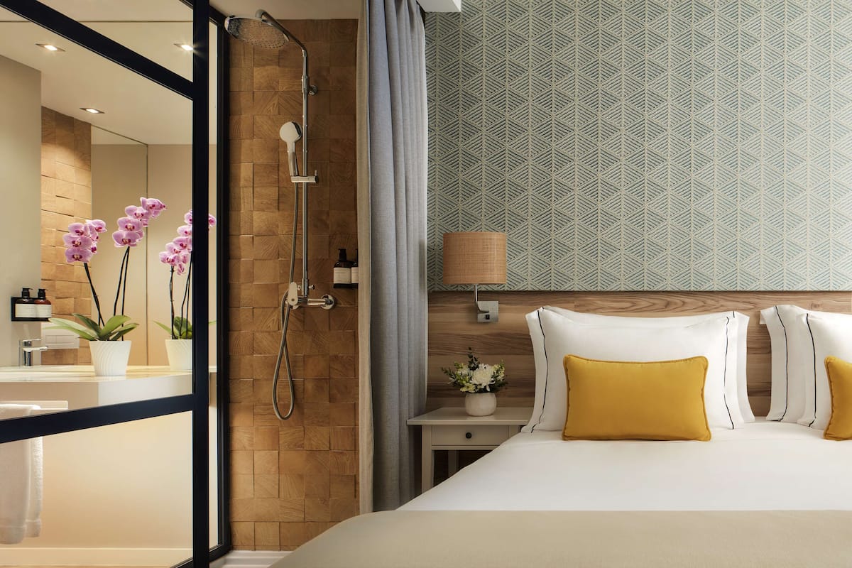 ミニバー、セーフティボックス (室内)、デスク、遮光カーテン