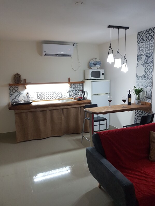 Geladeira, micro-ondas, cooktop, chaleira elétrica