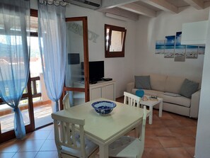 Appartamento Superior, 1 camera da letto, balcone, vista mare | Area soggiorno | TV a schermo piatto