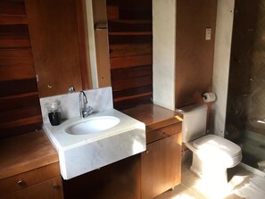 House, Multiple Beds, Non Smoking | Bathroom | Shower, towels