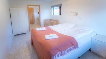 Apartemen, 2 kamar tidur, pemandangan laut (01) | Tirai kedap cahaya, setrika/meja setrika, dan tempat tidur bayi gratis