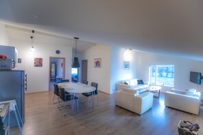 Appartement Panoramique, 2 chambres, vue partielle sur la mer (02) | Coin séjour | Télévision à écran plat