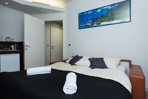 1 habitación, caja de seguridad en la habitación y escritorio 