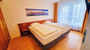 Escritorio, insonorización, wifi gratis y ropa de cama 