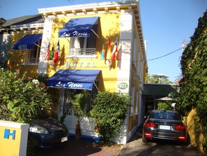 Front of property - Hotel Las Flores (Santiago)