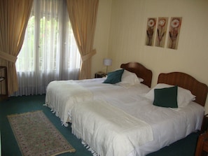 Een minibar, gratis wifi, beddengoed