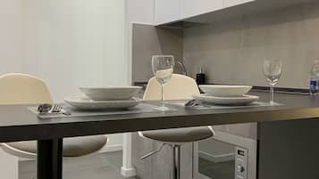 Departamento Confort | Cocina privada | Refrigerador con congelador, cafetera de espresso y cafetera y tetera