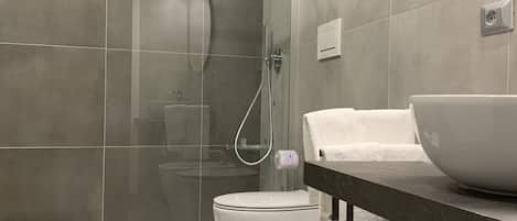 Appartement Confort | Salle de bain | Douche, douche cascade, articles de toilette (gratuits)