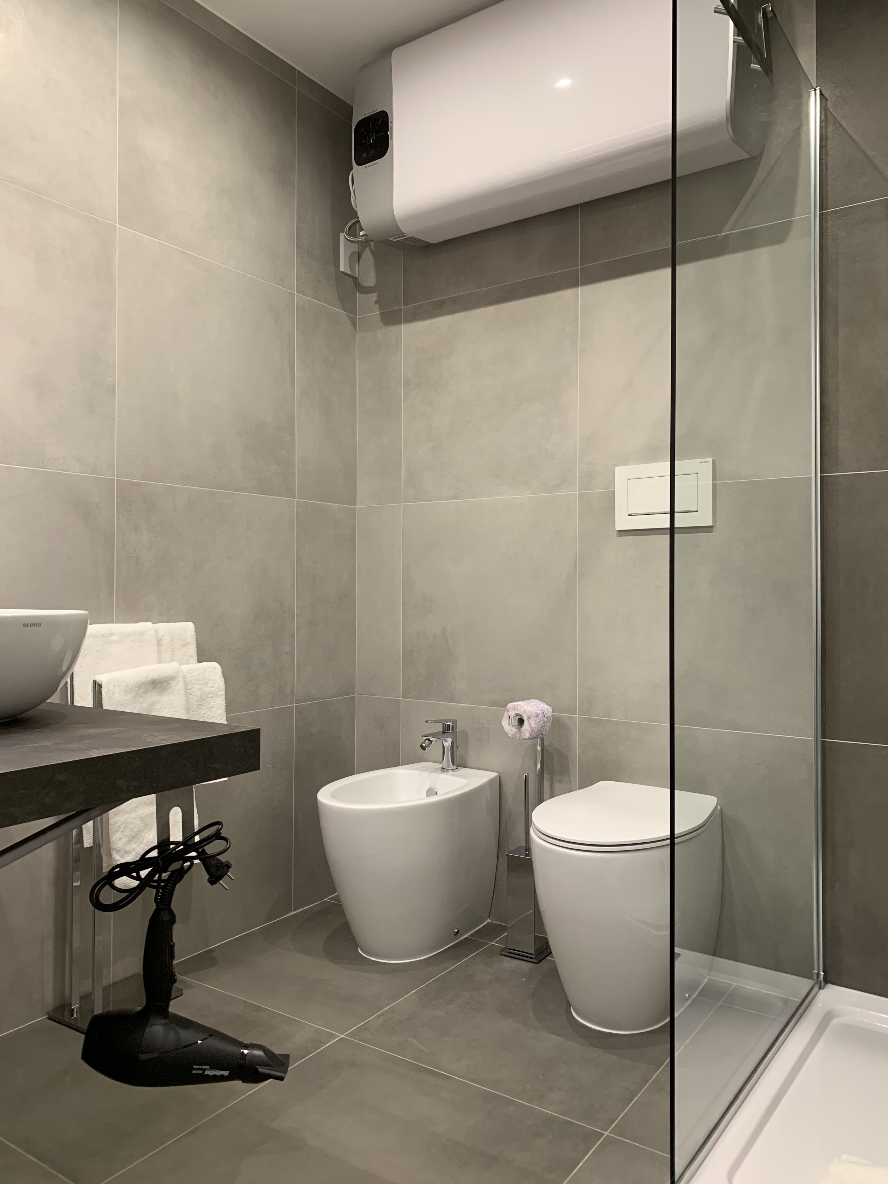 Quarto casal básico | Banheiro | Chuveiro, chuveiro com efeito de chuva, produtos de toalete grátis 
