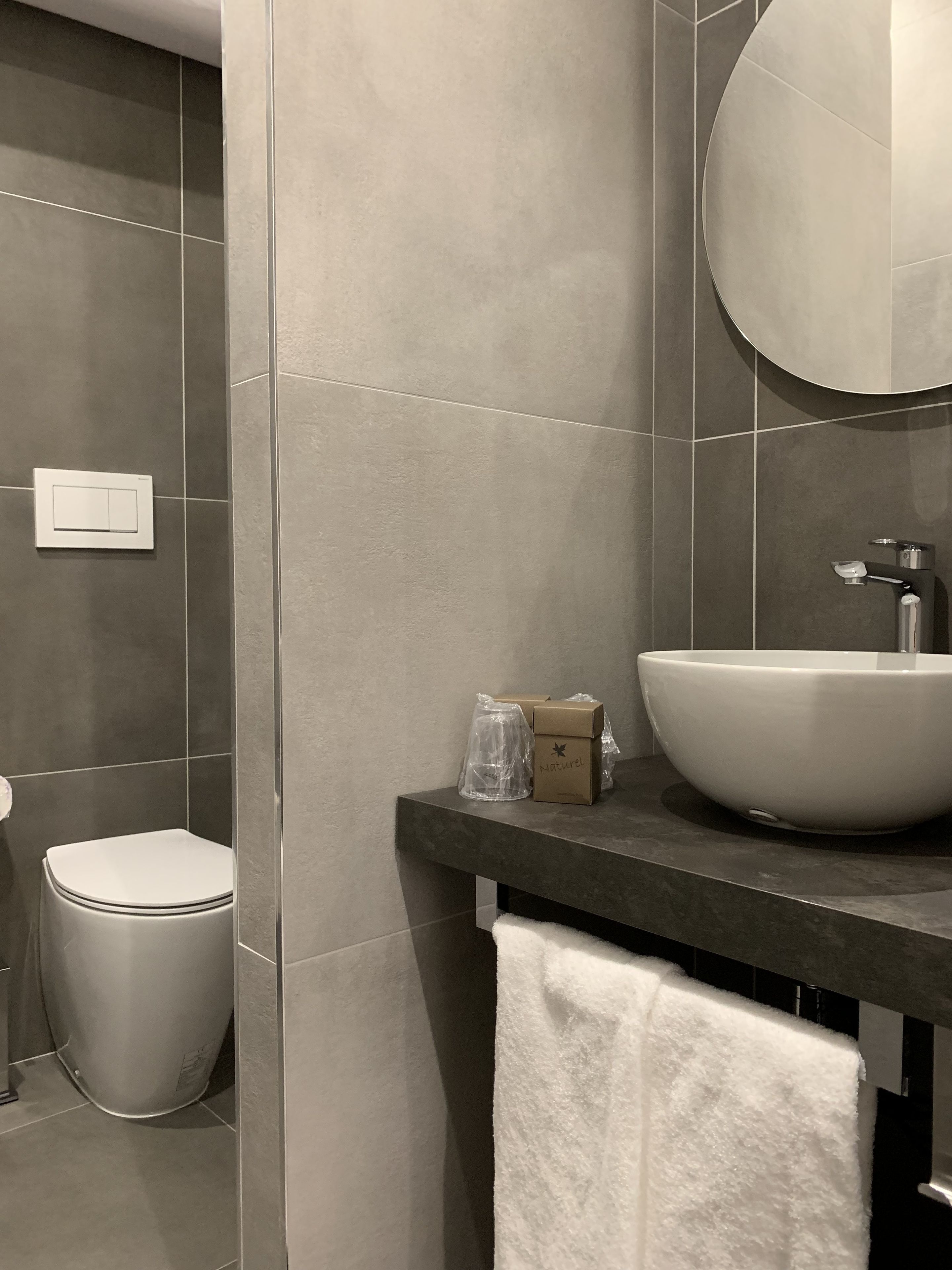 Appartamento Comfort | Bagno | Doccia, soffione a pioggia, set di cortesia gratuito, asciugacapelli