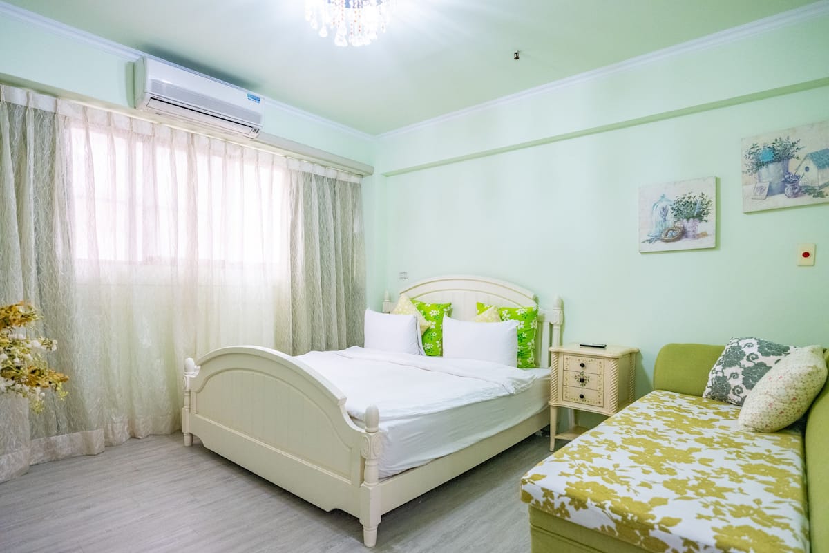 Individually decorated, blackout curtains, free WiFi, bed sheets