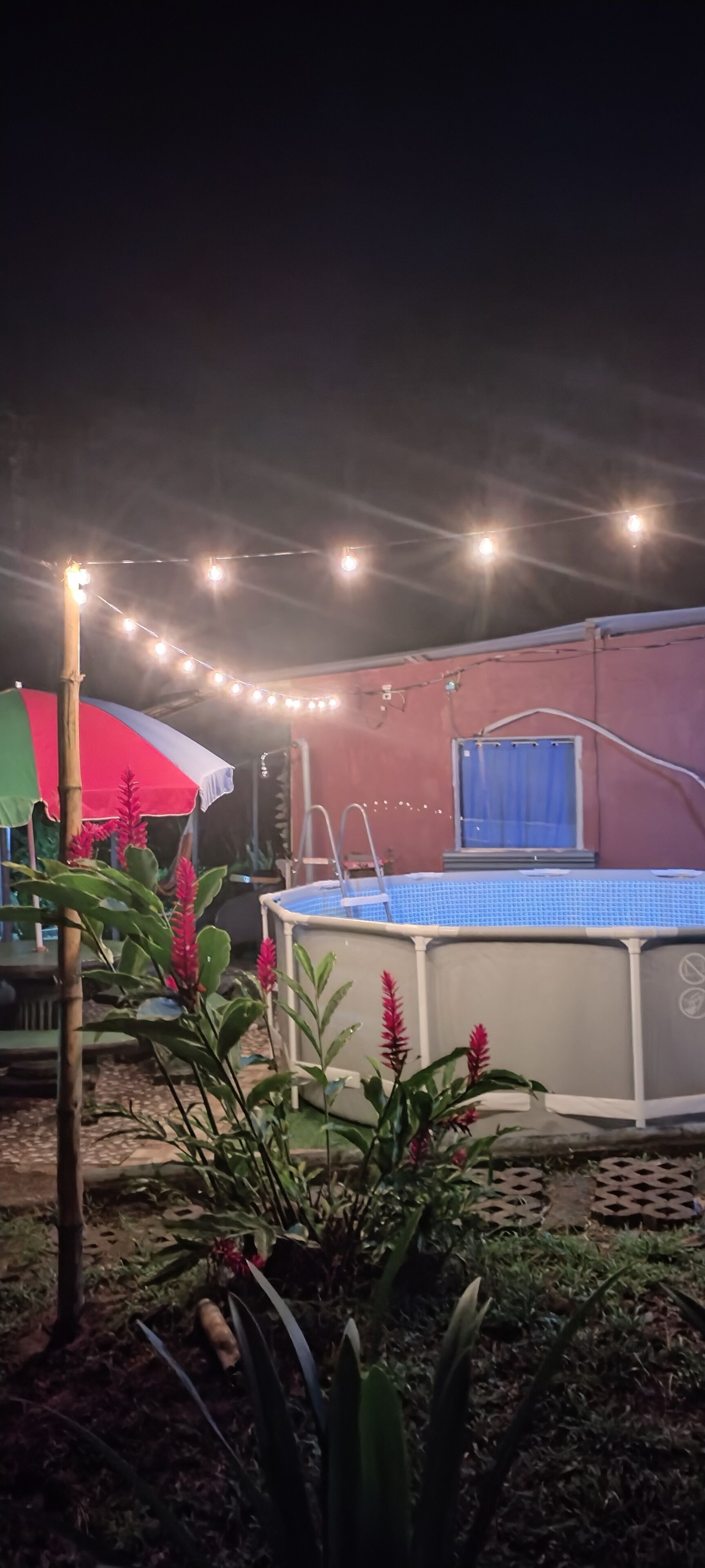 Espacio para trabajar con laptop, wifi gratis y ropa de cama 