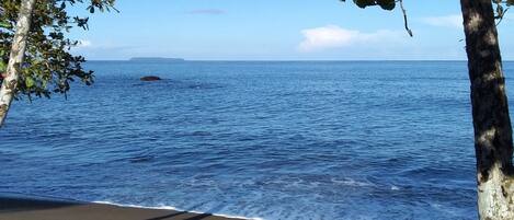 Habitación estándar, varias camas, fumadores, vistas al jardín | Playa | Ubicación cercana a la playa, toallas de playa y pesca