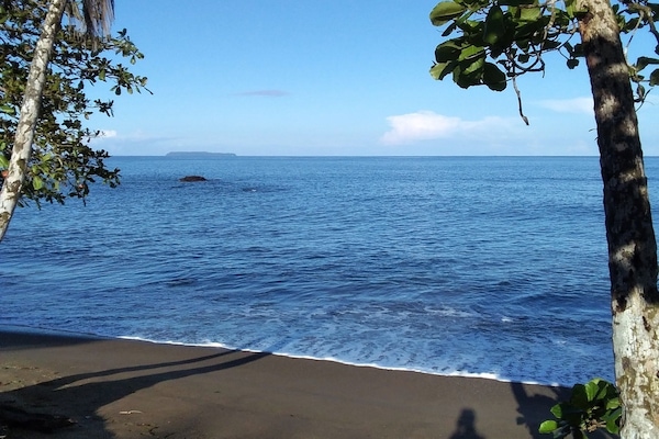 Chambre Standard, plusieurs lits, fumeurs, vue jardin | Plage | Plage Ă proximitĂ©, serviettes de plage, pĂȘche sur place