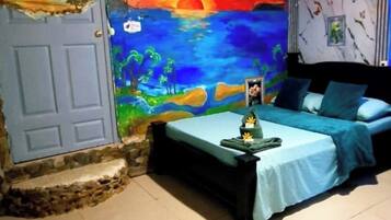 Espacio para trabajar con laptop, wifi gratis y ropa de cama