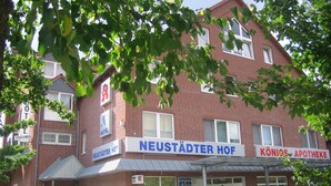 A hotel with a sign reading "NEUSTÄDER HOF" and another sign for "KÖNIGS-APOTHEKE". - Neustädter Hof Hotel Garni (Neustadt am Ruebenberge)