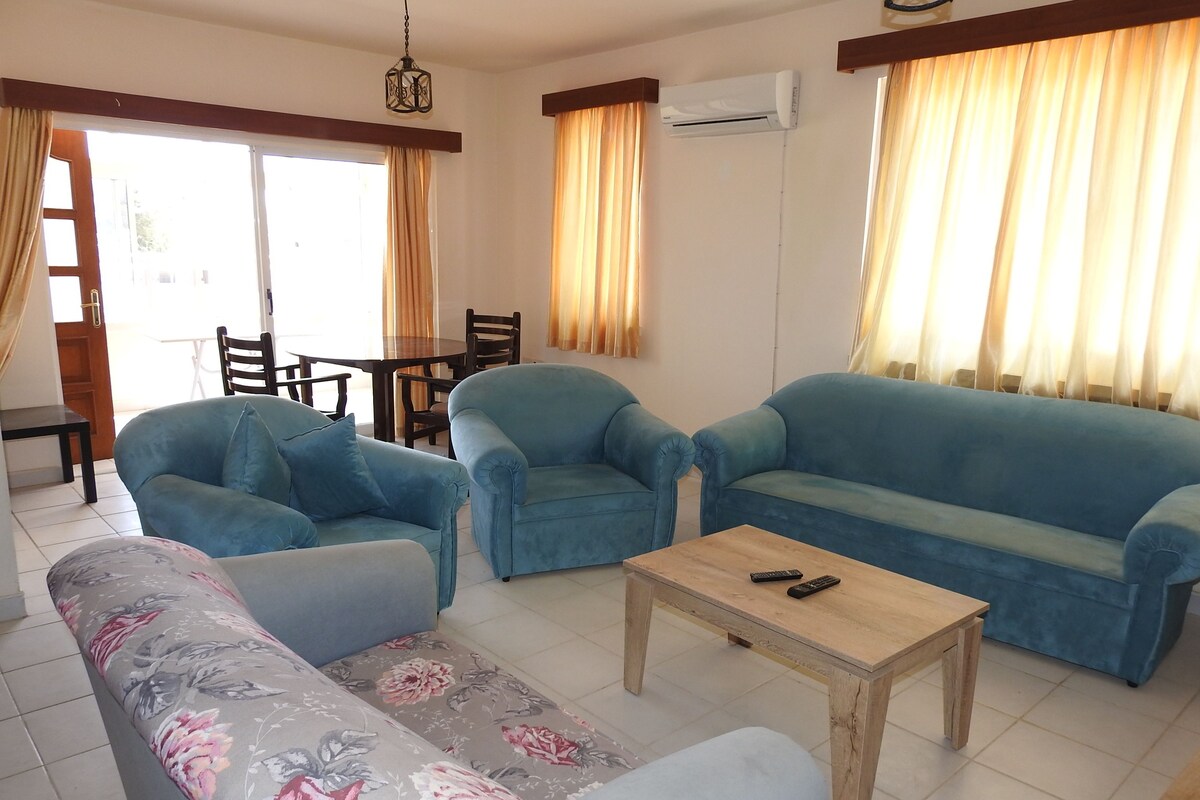 Deluxe Apart Daire, Balkon (No 3) | Oturma alanı | Uydu yayını kanalları bulunan 32 inç düz ekran televizyon 