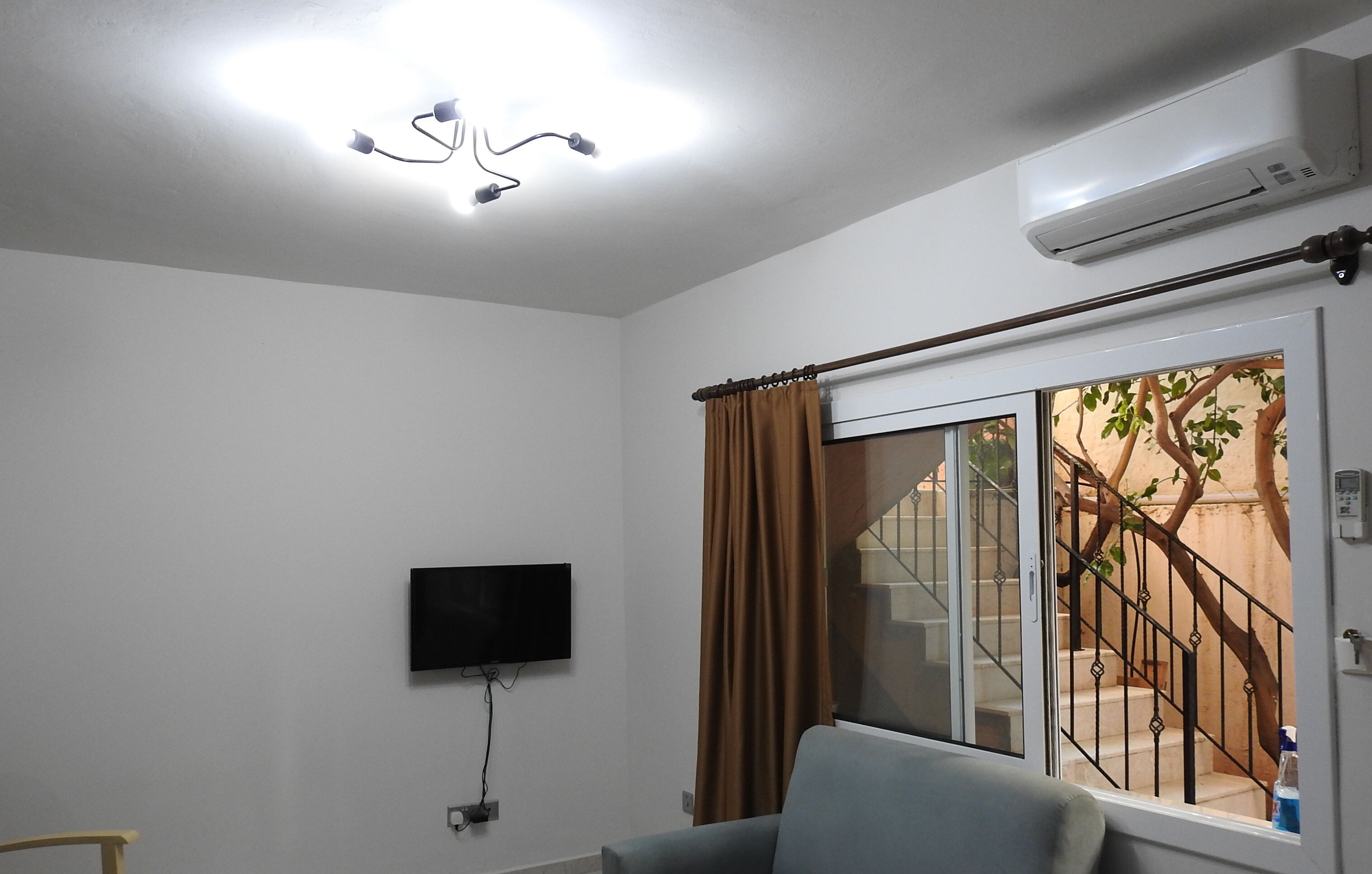 Lemon Tree Flat | Oturma alanı | Uydu yayını kanalları bulunan 32 inç düz ekran televizyon 