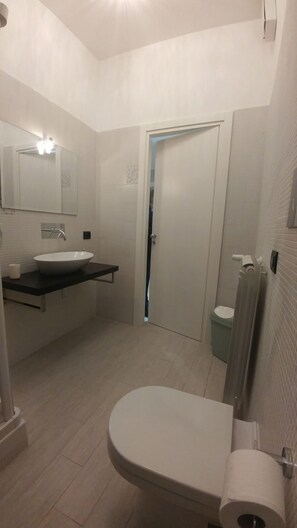 Shower, free toiletries, hair dryer, bidet - B&B I Portici (Catanzaro)