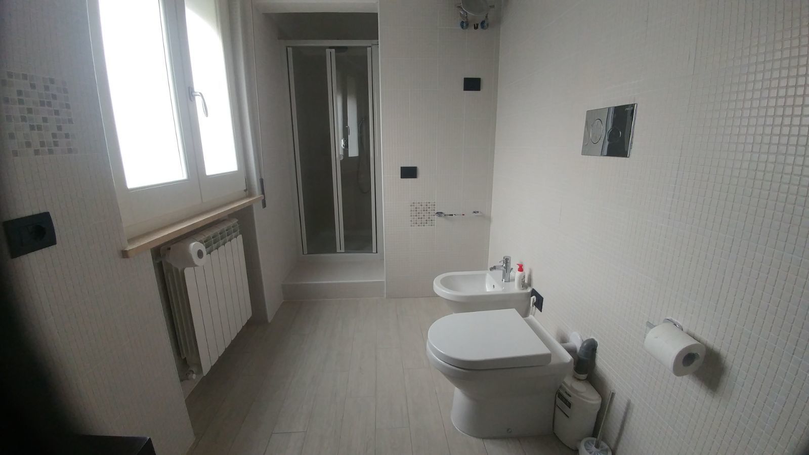 Un baño con inodoro, bidé y ducha.
