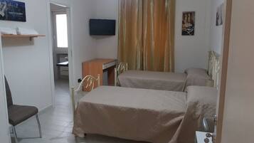 Værelse til 3 personer - privat badeværelse | Minibar, skrivebord, arbejdsområde til bærbare computere, gratis Wi-Fi