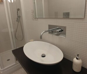 Double or Twin Room, Private Bathroom | Bathroom sink - B&B I Portici (Catanzaro)