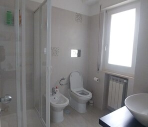 Dreibettzimmer, eigenes Bad | Badezimmer