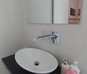Habitación triple, baño privado | Lavabo del cuarto de baño
