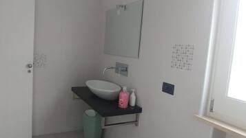 Dreibettzimmer, eigenes Bad | Waschbecken im Bad